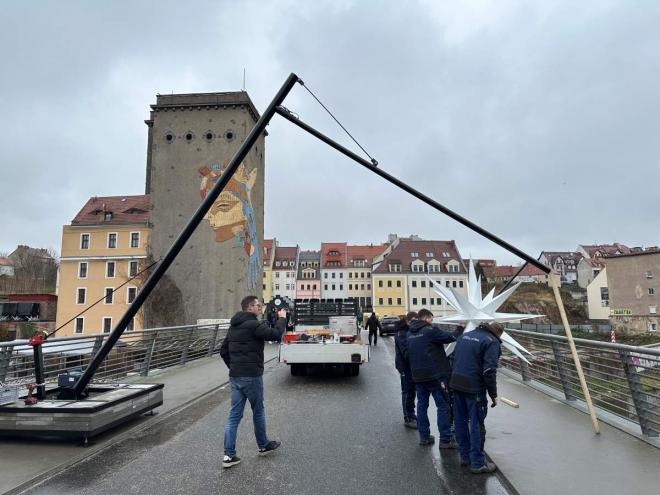 Montage des Herrnhuter Sterns an der Altstadtbrcke