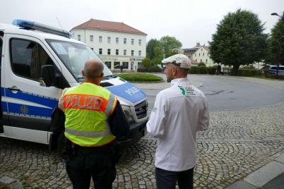 Kontrolleinsatz in Ebersbach: Landrat Meyer besucht Polizei vor Ort